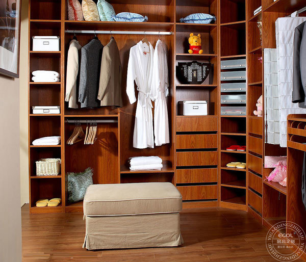 什么是步入式衣柜?家庭步入式衣柜應如何挑選?