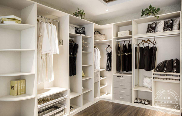 定制整體衣柜有哪些優缺點