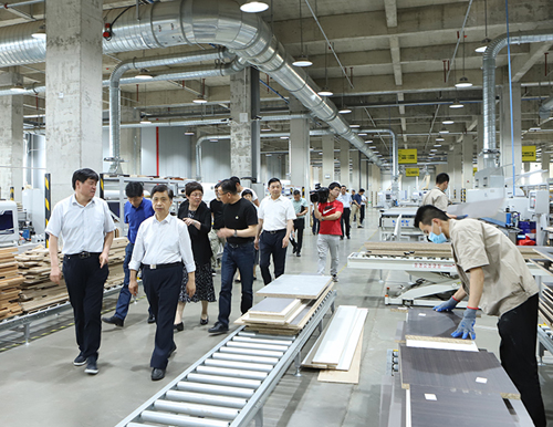  安徽省人大常委會(huì)委員、財(cái)經(jīng)工委主任張萬方一行蒞臨易高家居調(diào)研指導(dǎo)