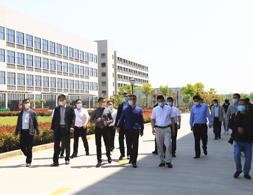  歡迎長(zhǎng)豐縣委副書(shū)記、縣長(zhǎng)李孝鴻一行蒞臨易高家居參觀指導(dǎo)